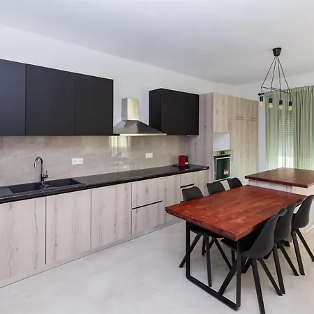 Rhodes Center * Rhodes City