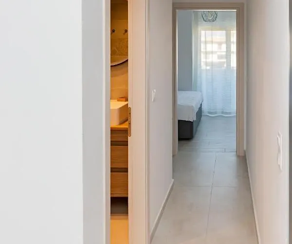 Rhodes Center شقة